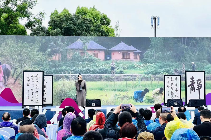 現(xiàn)場(chǎng)節(jié)目表演 現(xiàn)場(chǎng)節(jié)目表演.jpg