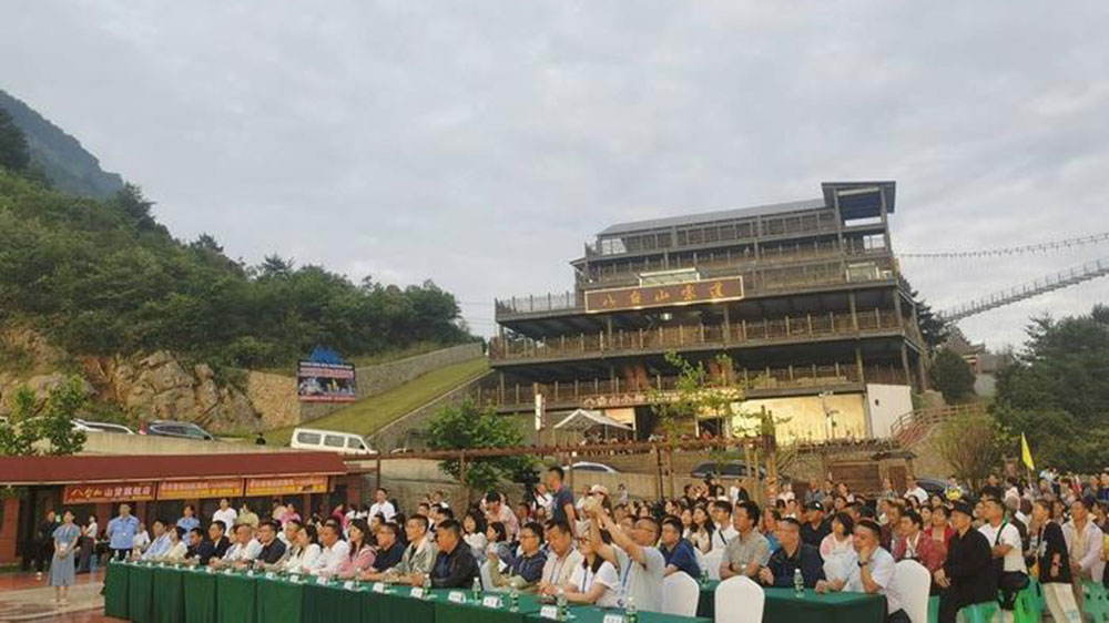 四川：八臺(tái)山第九屆消夏避暑露營(yíng)旅游季正式開啟，大力推動(dòng)避暑旅游產(chǎn)業(yè)發(fā)展！