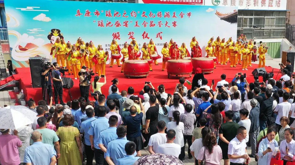 新疆：阜康首屆“瑤池之約”文化旅游美食節(jié)開幕，“美食+文旅”推動當(dāng)?shù)禺a(chǎn)業(yè)發(fā)展！